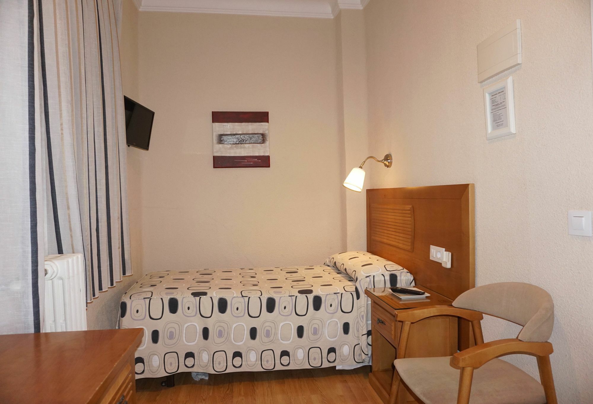 Hostal Santillan Madrid Exterior photo