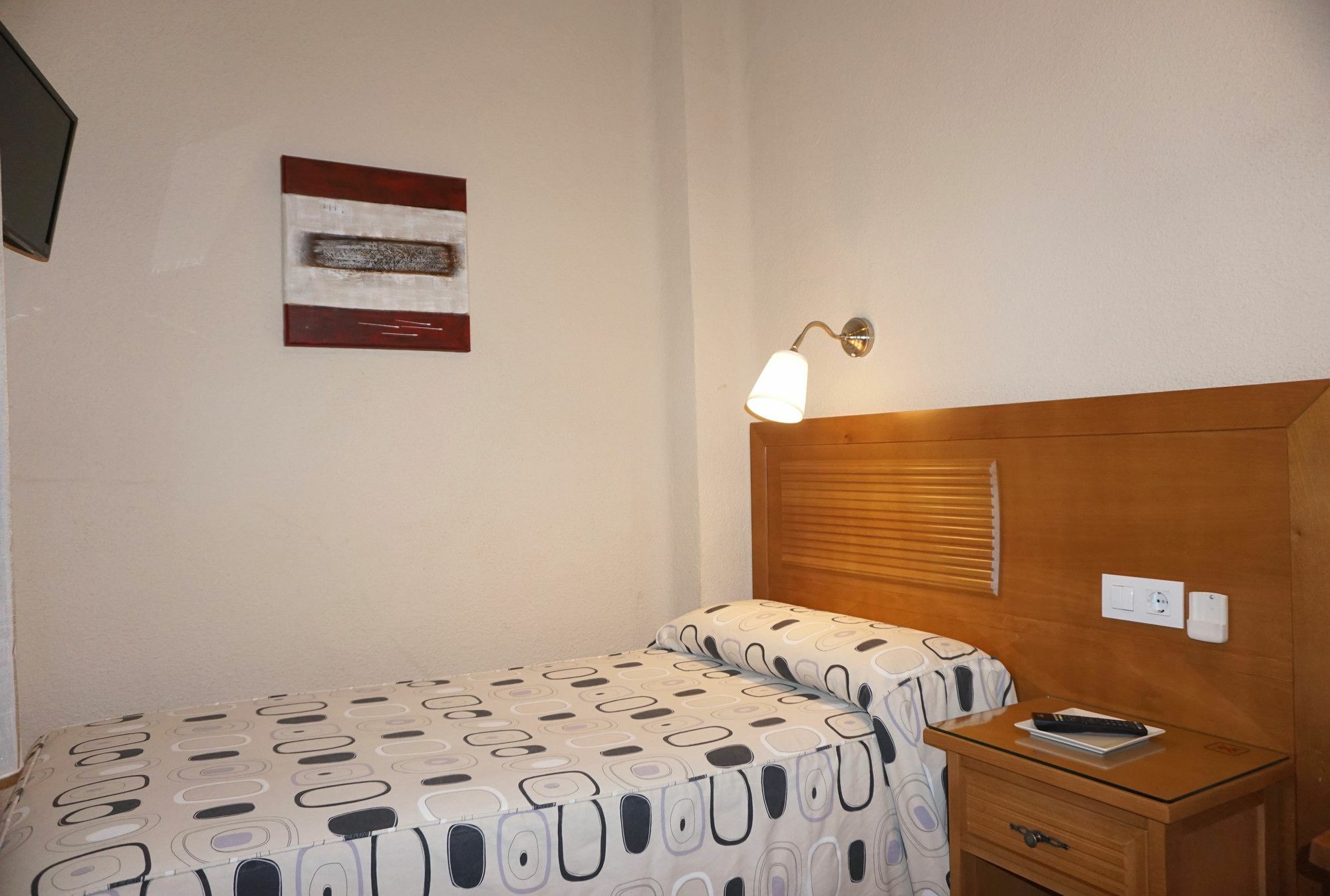 Hostal Santillan Madrid Exterior photo