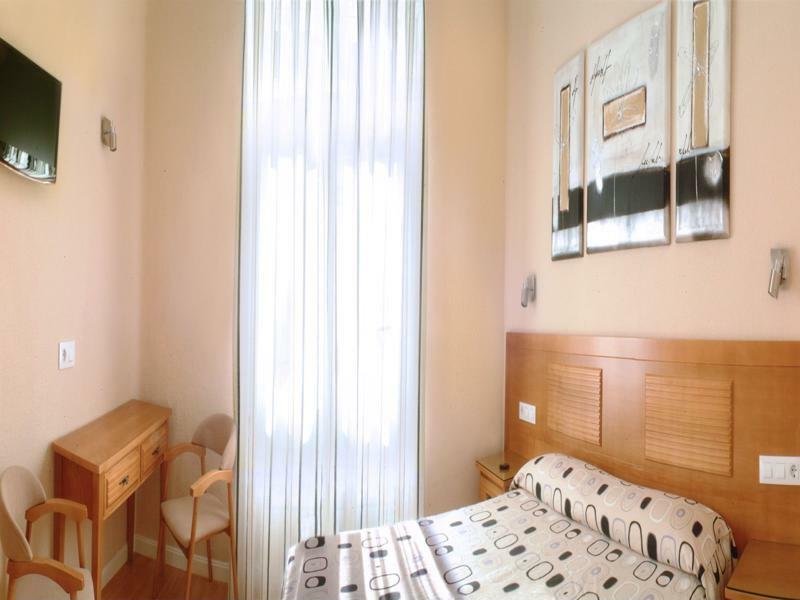 Hostal Santillan Madrid Exterior photo